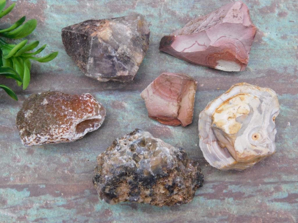 MIXED LOT ROCK STONE LAPIDARY SPECIMEN: MIXED LOT ROCK STONE LAPIDARY SPECIMEN — Part of our Discover Hidden Harbor, Crystals and Gems auction at HATMAN'S Auctions! Please see photos for measurements and condition. YES, we have in-house
