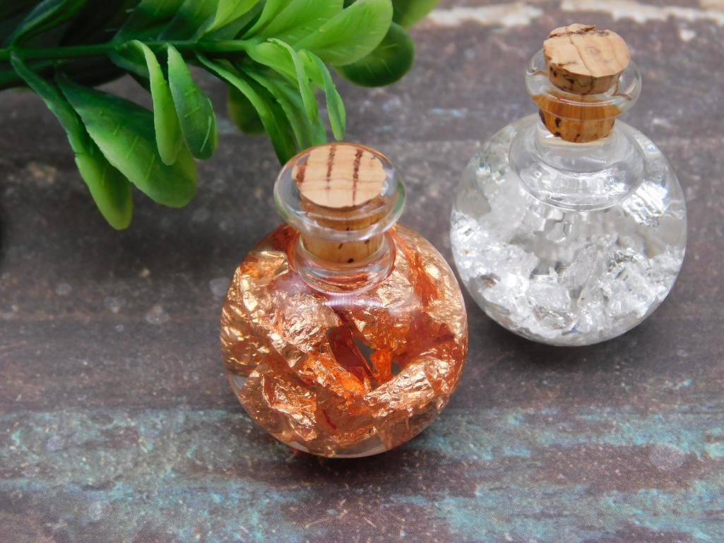 SILVER AND COPPER FLAKES IN BOTTLES ROCK STONE LAPIDARY SPECIMEN: SILVER AND COPPER FLAKES IN BOTTLES ROCK STONE LAPIDARY SPECIMEN — Part of our Discover Hidden Harbor, Crystals and Gems auction at HATMAN'S Auctions! Please see photos for measurements and conditio