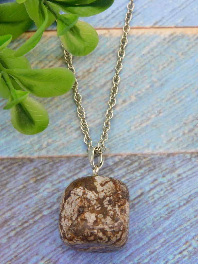 GENUINE STONE PENDANT ON CHAIN NECKLACE ROCK STONE LAPIDARY SPECIMEN: GENUINE STONE PENDANT ON CHAIN NECKLACE ROCK STONE LAPIDARY SPECIMEN — Part of our Discover Hidden Harbor, Crystals and Gems auction at HATMAN'S Auctions! Please see photos for measurements and cond