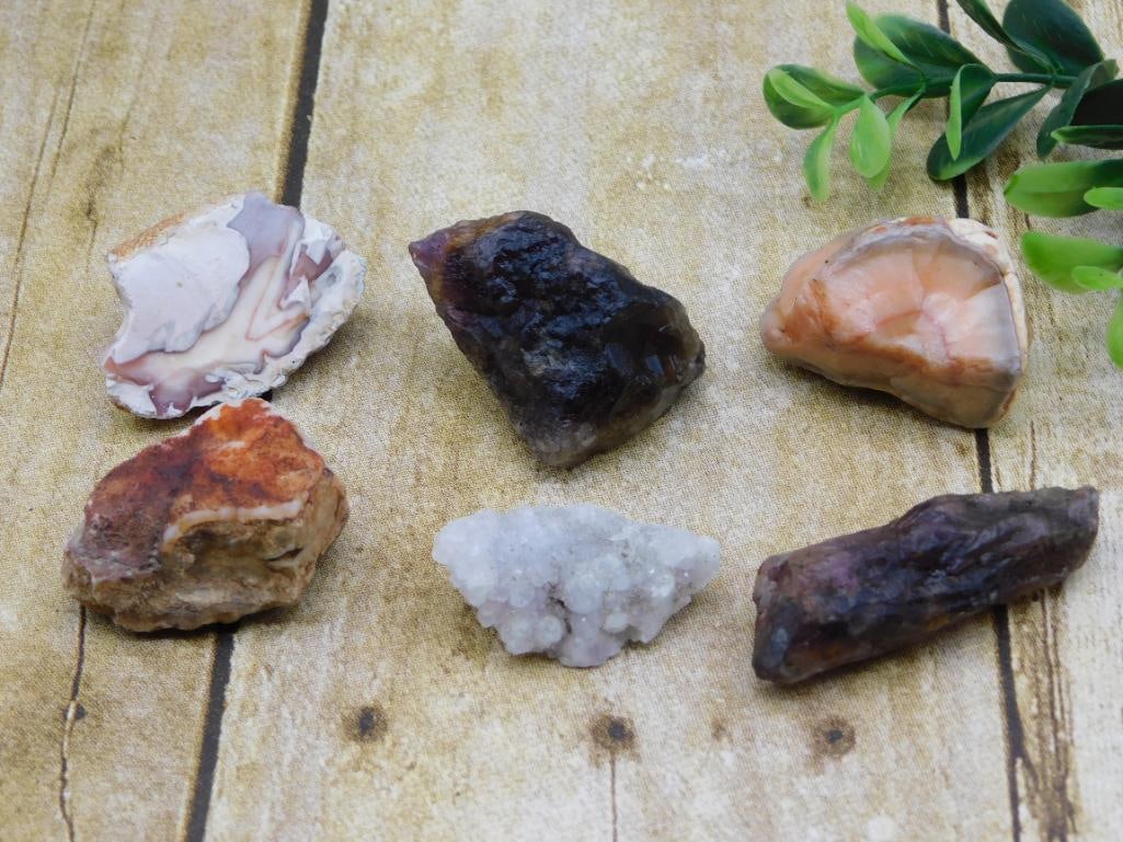 MIXED LOT ROCK STONE LAPIDARY SPECIMEN: MIXED LOT ROCK STONE LAPIDARY SPECIMEN — Part of our Discover Hidden Harbor, Crystals and Gems auction at HATMAN'S Auctions! Please see photos for measurements and condition. YES, we have in-house s