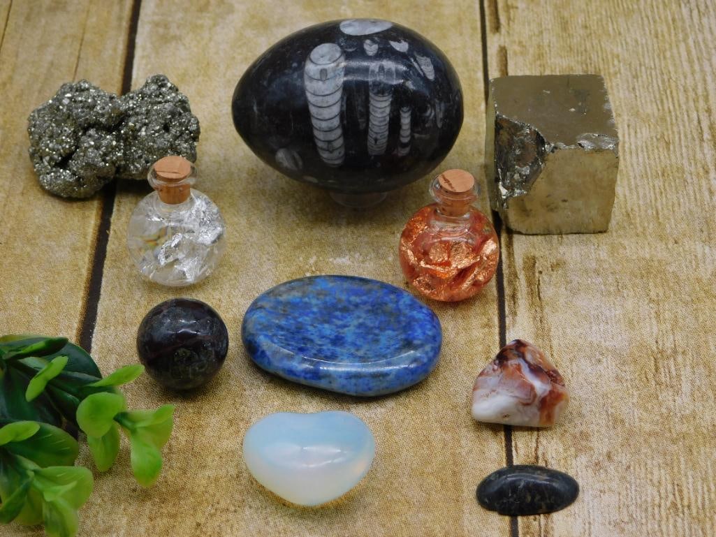 MIXED LOT ROCK STONE LAPIDARY SPECIMEN: MIXED LOT ROCK STONE LAPIDARY SPECIMEN — Part of our Discover Hidden Harbor, Crystals and Gems auction at HATMAN'S Auctions! Please see photos for measurements and condition. YES, we have in-house s
