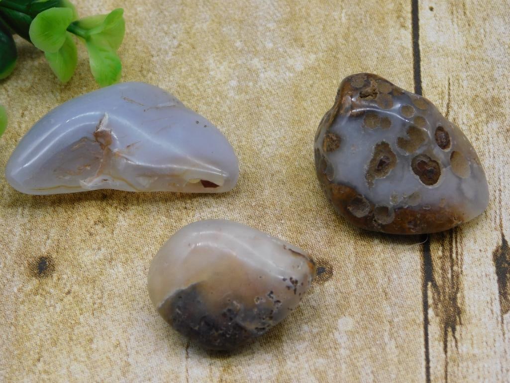MIXED LOT ROCK STONE LAPIDARY SPECIMEN: MIXED LOT ROCK STONE LAPIDARY SPECIMEN — Part of our Discover Hidden Harbor, Crystals and Gems auction at HATMAN'S Auctions! Please see photos for measurements and condition. YES, we have in-house