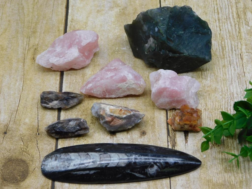 MIXED LOT ROCK STONE LAPIDARY SPECIMEN: MIXED LOT ROCK STONE LAPIDARY SPECIMEN — Part of our Discover Hidden Harbor, Crystals and Gems auction at HATMAN'S Auctions! Please see photos for measurements and condition. YES, we have in-house