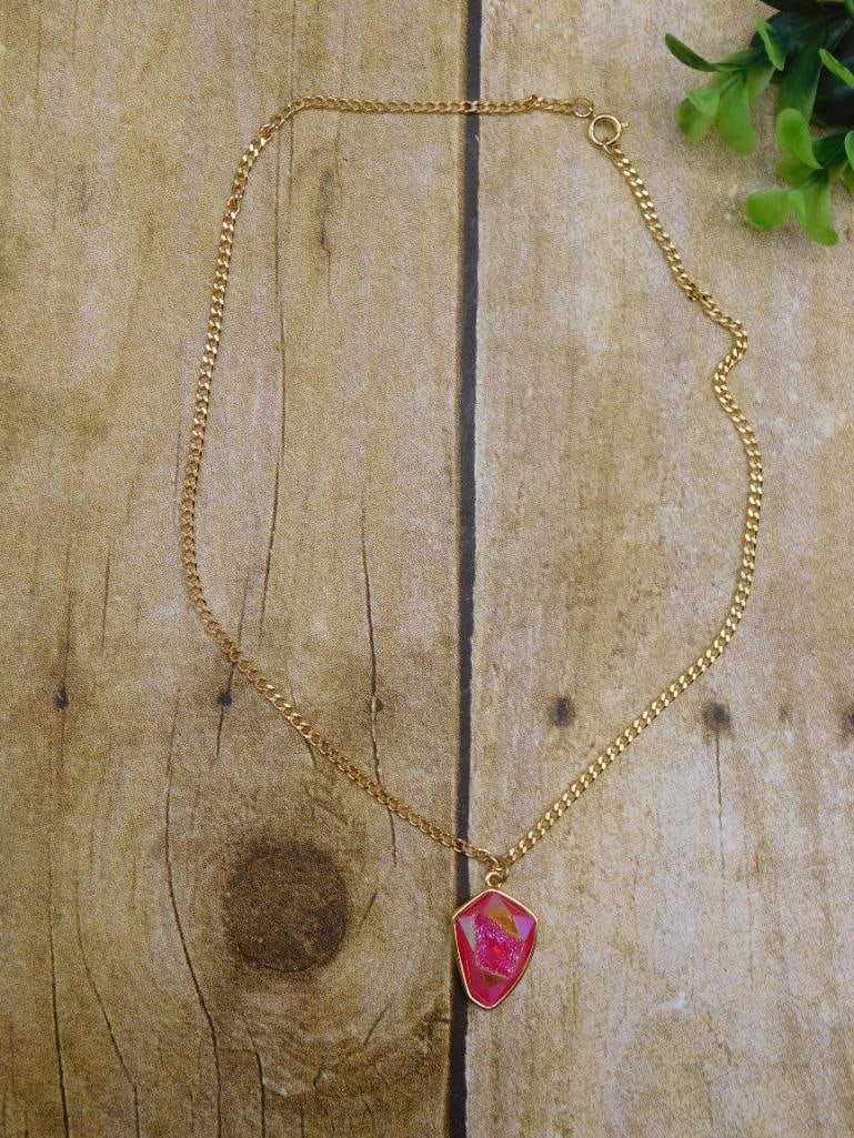 GENUINE STONE PENDANT ON CHAIN NECKLACE ROCK STONE LAPIDARY SPECIMEN: GENUINE STONE PENDANT ON CHAIN NECKLACE ROCK STONE LAPIDARY SPECIMEN — Part of our Discover Hidden Harbor, Crystals and Gems auction at HATMAN'S Auctions! Please see photos for measurements and