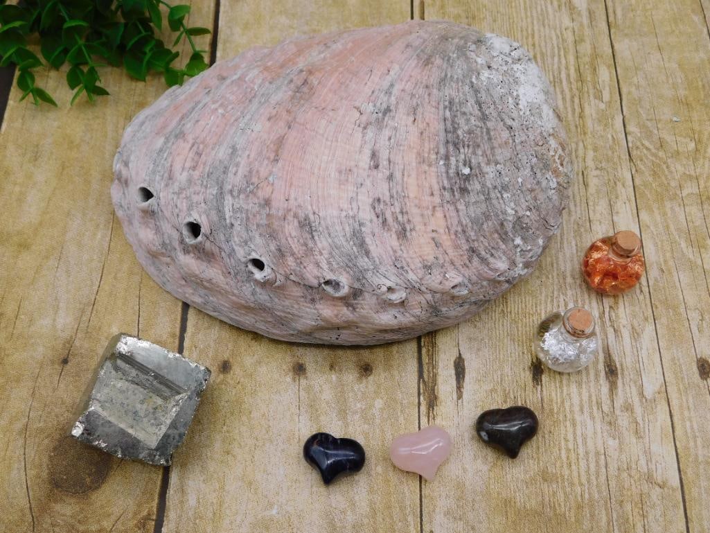 MIXED LOT ROCK STONE LAPIDARY SPECIMEN: MIXED LOT ROCK STONE LAPIDARY SPECIMEN — Part of our Discover Hidden Harbor, Crystals and Gems auction at HATMAN'S Auctions! Please see photos for measurements and condition. YES, we have in-house