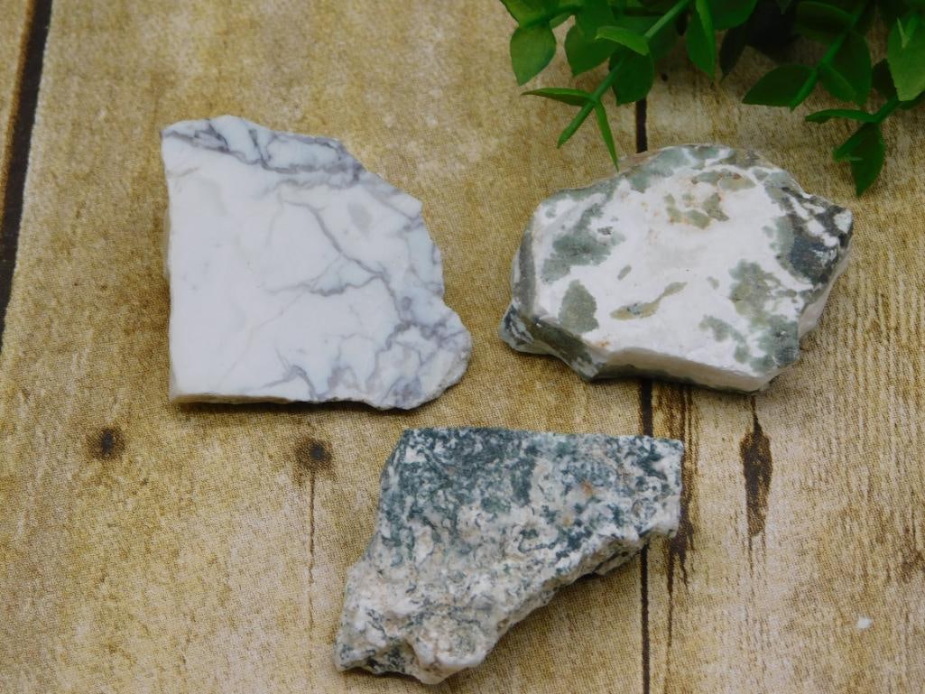 MIXED LOT ROCK STONE LAPIDARY SPECIMEN: MIXED LOT ROCK STONE LAPIDARY SPECIMEN — Part of our Discover Hidden Harbor, Crystals and Gems auction at HATMAN'S Auctions! Please see photos for measurements and condition. YES, we have in-house s