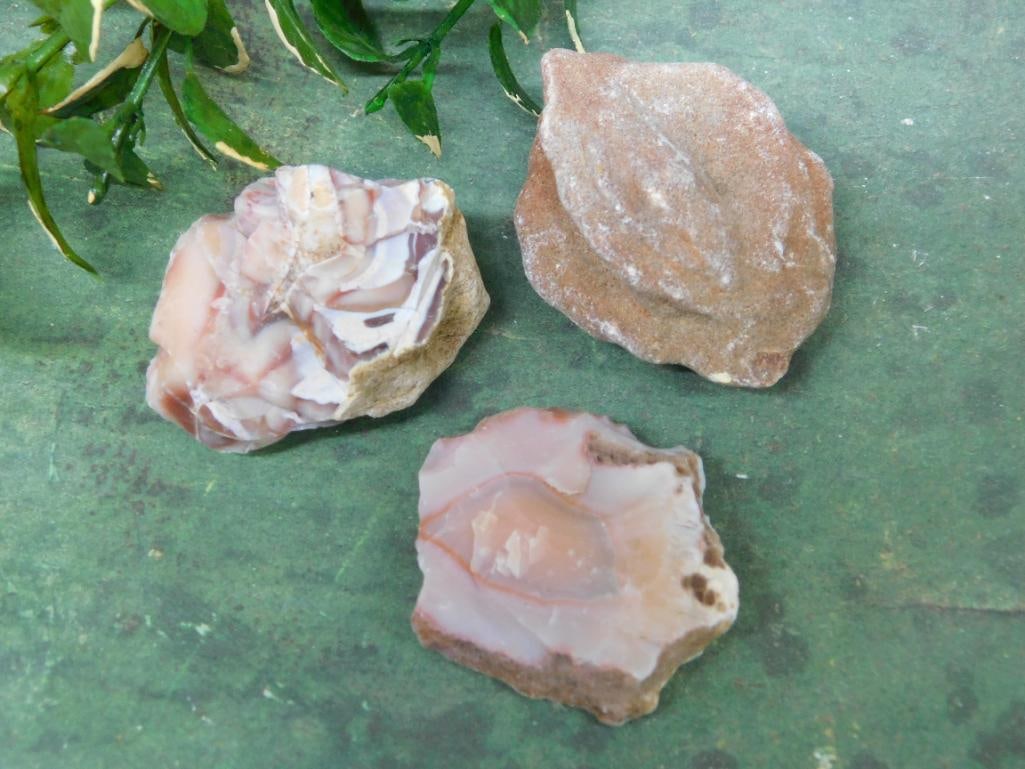 MIXED LOT ROCK STONE LAPIDARY SPECIMEN: MIXED LOT ROCK STONE LAPIDARY SPECIMEN — Part of our Discover Hidden Harbor, Crystals and Gems auction at HATMAN'S Auctions! Please see photos for measurements and condition. YES, we have in-house s