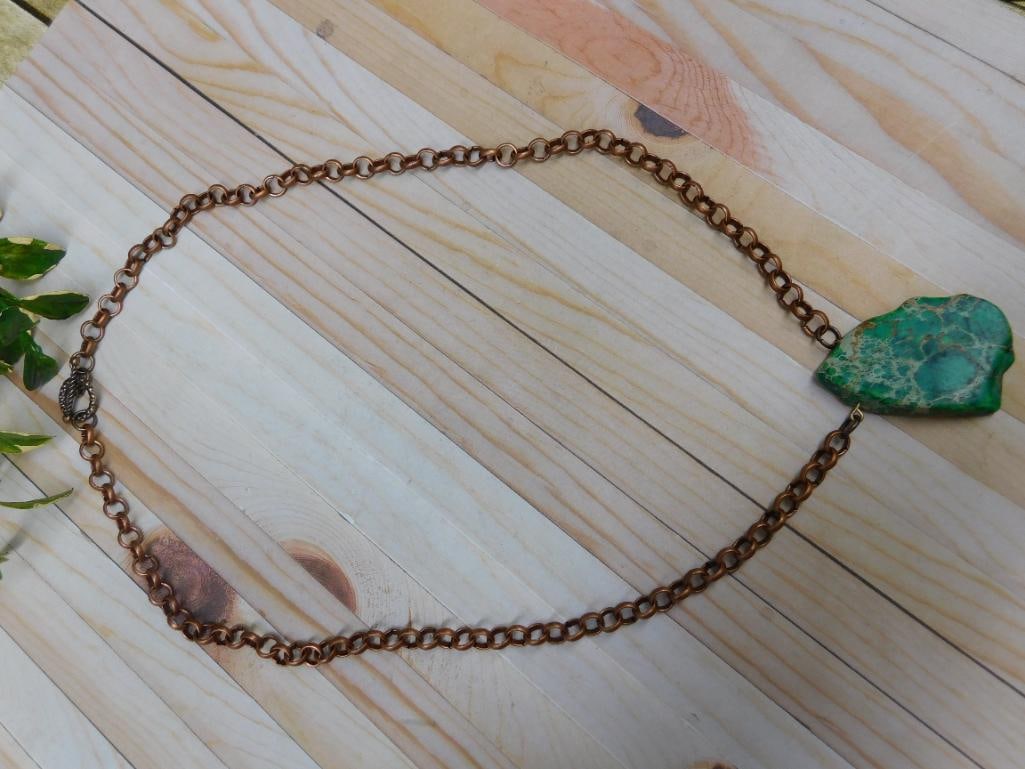 GENUINE STONE PENDANT ON CHAIN NECKLACE ROCK STONE LAPIDARY SPECIMEN: GENUINE STONE PENDANT ON CHAIN NECKLACE ROCK STONE LAPIDARY SPECIMEN — Part of our Discover Hidden Harbor, Crystals and Gems auction at HATMAN'S Auctions! Please see photos for measurements and cond
