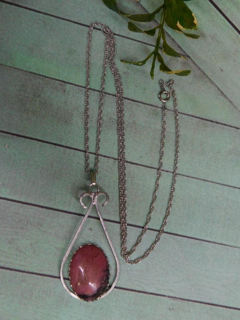 GENUINE STONE PENDANT ON CHAIN NECKLACE ROCK STONE LAPIDARY SPECIMEN: GENUINE STONE PENDANT ON CHAIN NECKLACE ROCK STONE LAPIDARY SPECIMEN — Part of our Discover Hidden Harbor, Crystals and Gems auction at HATMAN'S Auctions! Please see photos for measurements and