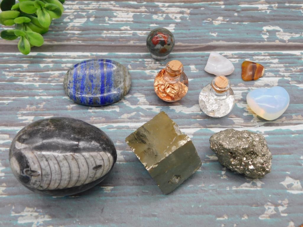 MIXED LOT ROCK STONE LAPIDARY SPECIMEN: MIXED LOT ROCK STONE LAPIDARY SPECIMEN — Part of our Discover Hidden Harbor, Crystals and Gems auction at HATMAN'S Auctions! Please see photos for measurements and condition. YES, we have in-house