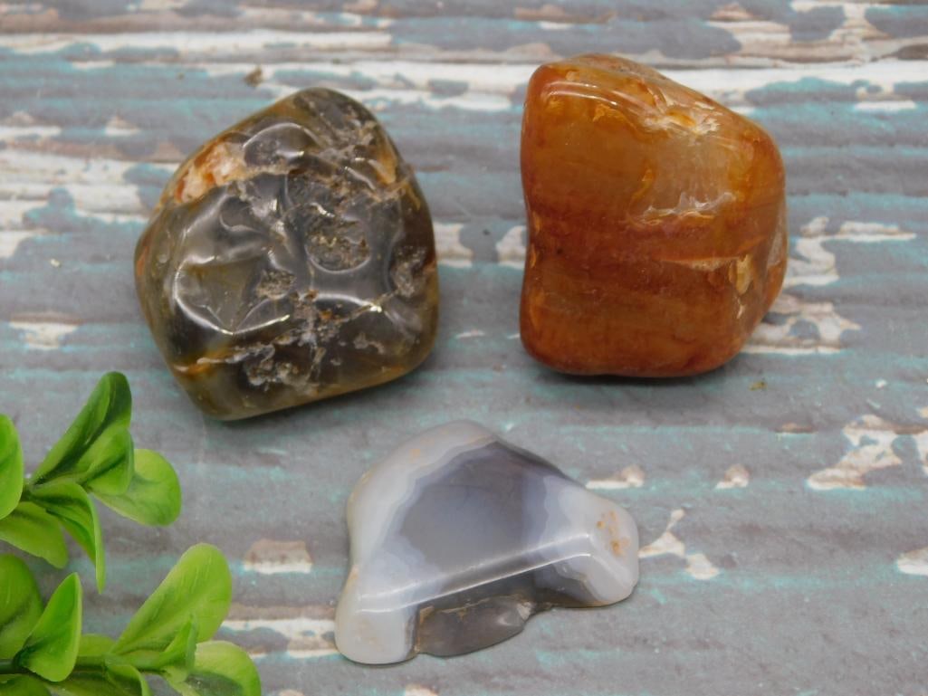 MIXED LOT ROCK STONE LAPIDARY SPECIMEN: MIXED LOT ROCK STONE LAPIDARY SPECIMEN — Part of our Discover Hidden Harbor, Crystals and Gems auction at HATMAN'S Auctions! Please see photos for measurements and condition. YES, we have in-house