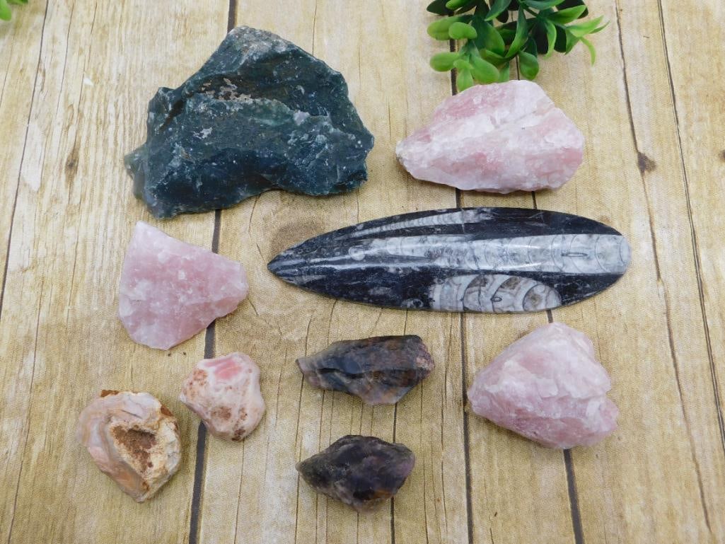MIXED LOT ROCK STONE LAPIDARY SPECIMEN: MIXED LOT ROCK STONE LAPIDARY SPECIMEN — Part of our Discover Hidden Harbor, Crystals and Gems auction at HATMAN'S Auctions! Please see photos for measurements and condition. YES, we have in-house