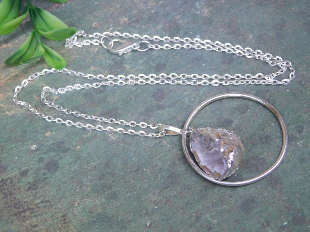 GEODE SLICE PENDANT ON CHAIN NECKLACE ROCK STONE LAPIDARY SPECIMEN: GEODE SLICE PENDANT ON CHAIN NECKLACE ROCK STONE LAPIDARY SPECIMEN — Part of our Discover Hidden Harbor, Crystals and Gems auction at HATMAN'S Auctions! Please see photos for measurements and
