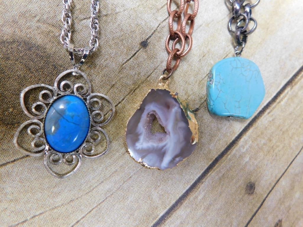 MIXED JEWELRY LOT ROCK STONE LAPIDARY SPECIMEN: MIXED JEWELRY LOT ROCK STONE LAPIDARY SPECIMEN — Part of our Discover Hidden Harbor, Crystals and Gems auction at HATMAN'S Auctions! Please see photos for measurements and condition. YES, we have