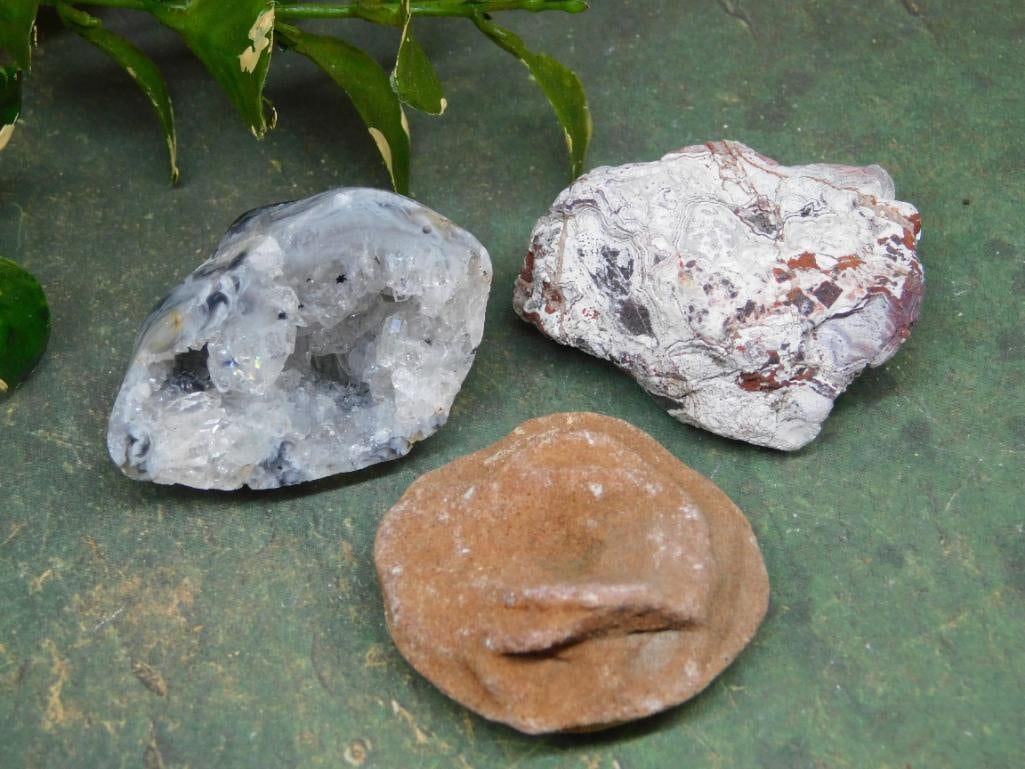 MIXED LOT ROCK STONE LAPIDARY SPECIMEN: MIXED LOT ROCK STONE LAPIDARY SPECIMEN — Part of our Discover Hidden Harbor, Crystals and Gems auction at HATMAN'S Auctions! Please see photos for measurements and condition. YES, we have in-house