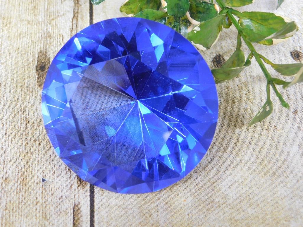 DISPLAY DIAMOND ROCK STONE LAPIDARY SPECIMEN: DISPLAY DIAMOND ROCK STONE LAPIDARY SPECIMEN — Part of our Discover Hidden Harbor, Crystals and Gems auction at HATMAN'S Auctions! Please see photos for measurements and condition. YES, we have