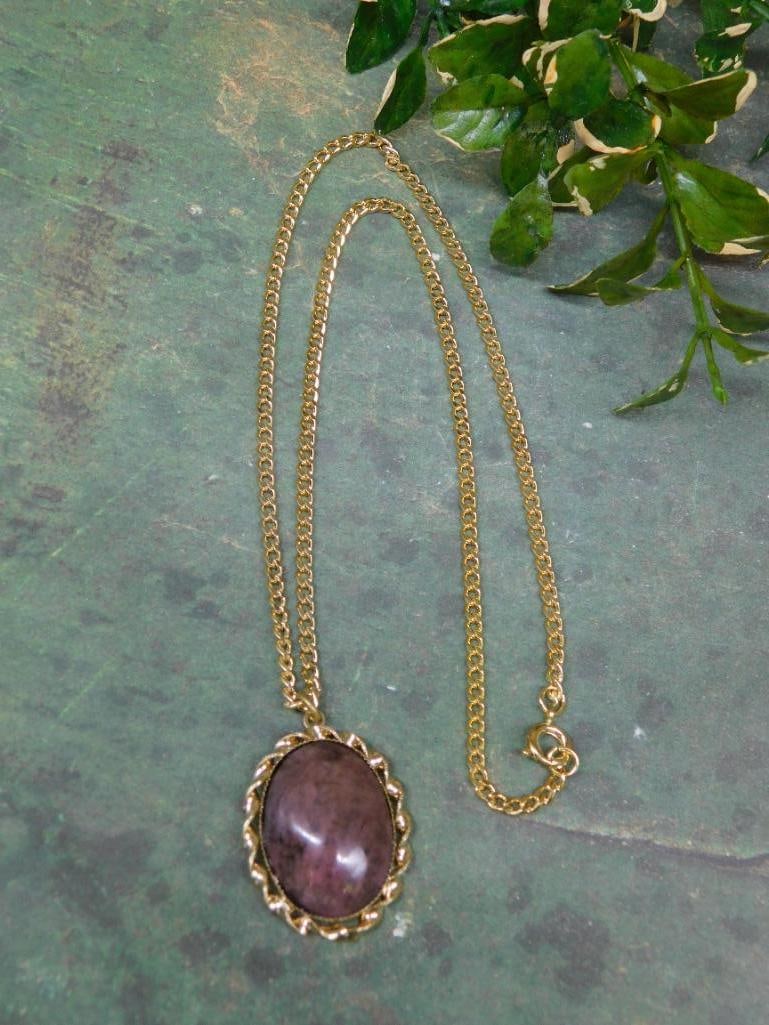 GENUINE STONE PENDANT ON CHAIN NECKLACE ROCK STONE LAPIDARY SPECIMEN: GENUINE STONE PENDANT ON CHAIN NECKLACE ROCK STONE LAPIDARY SPECIMEN — Part of our Discover Hidden Harbor, Crystals and Gems auction at HATMAN'S Auctions! Please see photos for measurements and