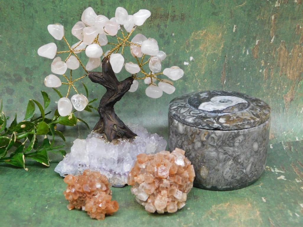 MIXED LOT ROCK STONE LAPIDARY SPECIMEN: MIXED LOT ROCK STONE LAPIDARY SPECIMEN — Part of our Discover Hidden Harbor, Crystals and Gems auction at HATMAN'S Auctions! Please see photos for measurements and condition. YES, we have in-house