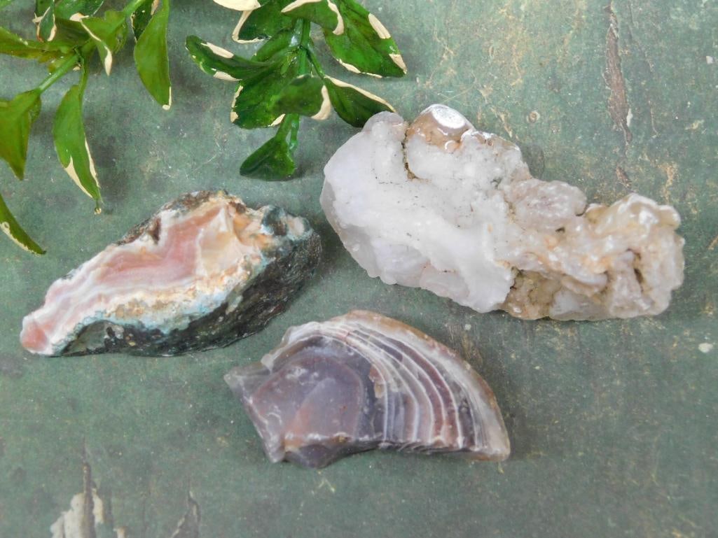 MIXED LOT ROCK STONE LAPIDARY SPECIMEN: MIXED LOT ROCK STONE LAPIDARY SPECIMEN — Part of our Discover Hidden Harbor, Crystals and Gems auction at HATMAN'S Auctions! Please see photos for measurements and condition. YES, we have in-house