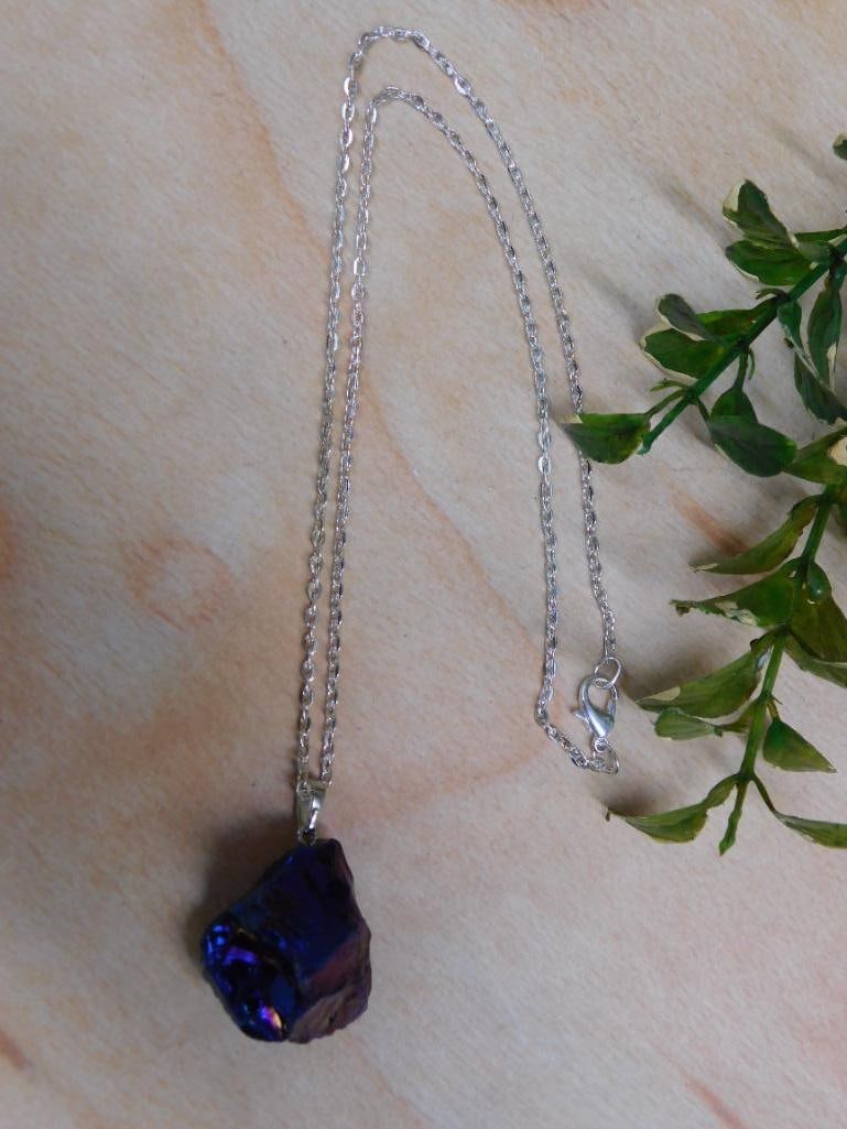 RAINBOW OBSIDIAN PENDANT ON CHAIN ROCK STONE LAPIDARY SPECIMEN: RAINBOW OBSIDIAN PENDANT ON CHAIN ROCK STONE LAPIDARY SPECIMEN — Part of our Discover Hidden Harbor, Crystals and Gems auction at HATMAN'S Auctions! Please see photos for measurements and