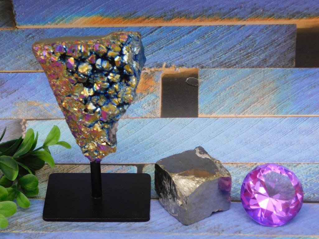 MIXED LOT ROCK STONE LAPIDARY SPECIMEN: MIXED LOT ROCK STONE LAPIDARY SPECIMEN — Part of our Discover Hidden Harbor, Crystals and Gems auction at HATMAN'S Auctions! Please see photos for measurements and condition. YES, we have in-house s