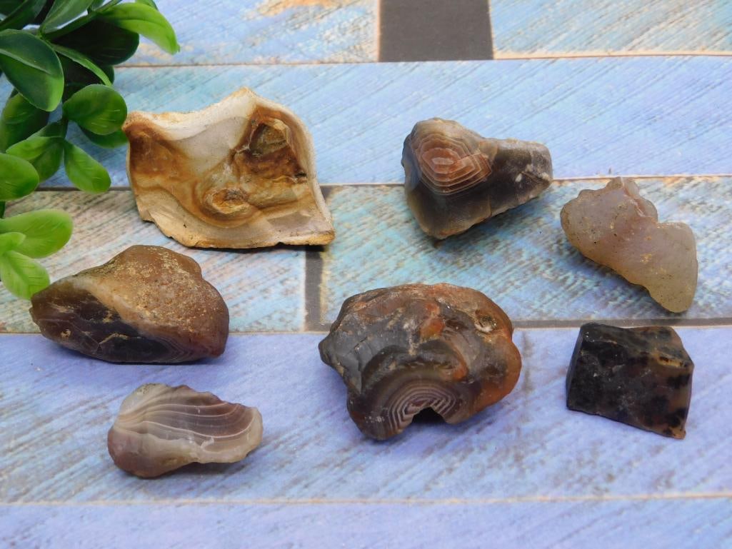 MIXED ROUGH LOT ROCK STONE LAPIDARY SPECIMEN: MIXED ROUGH LOT ROCK STONE LAPIDARY SPECIMEN — Part of our Discover Hidden Harbor, Crystals and Gems auction at HATMAN'S Auctions! Please see photos for measurements and condition. YES, we have