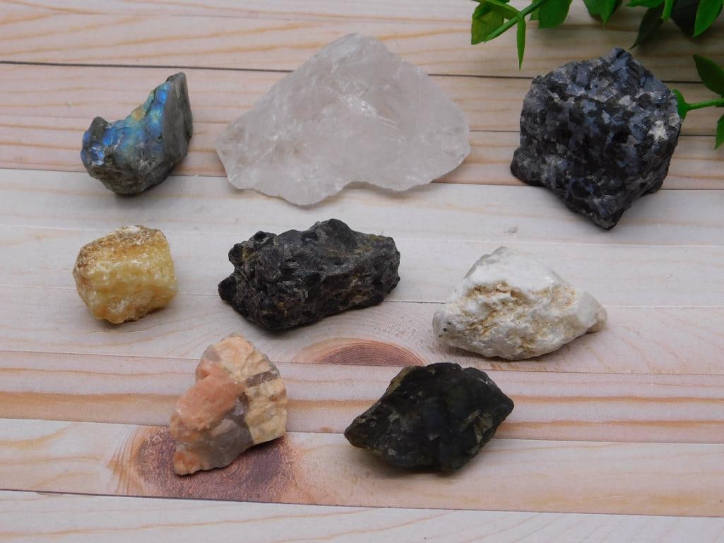 MIXED ROUGH LOT ROCK STONE LAPIDARY SPECIMEN: MIXED ROUGH LOT ROCK STONE LAPIDARY SPECIMEN — Part of our Discover Hidden Harbor, Crystals and Gems auction at HATMAN'S Auctions! Please see photos for measurements and condition. YES, we have in-h