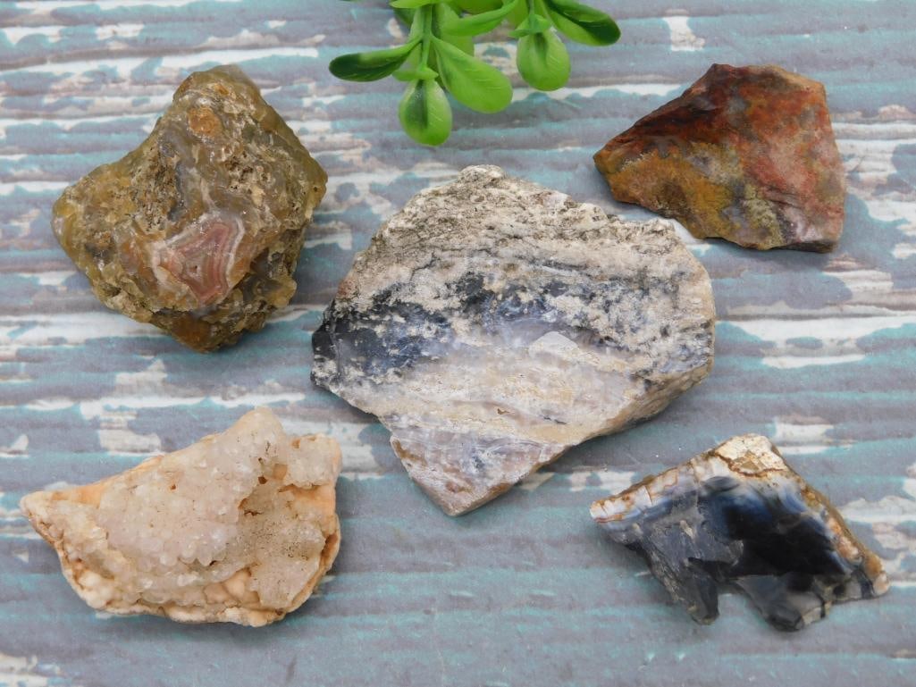 MIXED ROUGH LOT ROCK STONE LAPIDARY SPECIMEN: MIXED ROUGH LOT ROCK STONE LAPIDARY SPECIMEN — Part of our Discover Hidden Harbor, Crystals and Gems auction at HATMAN'S Auctions! Please see photos for measurements and condition. YES, we have