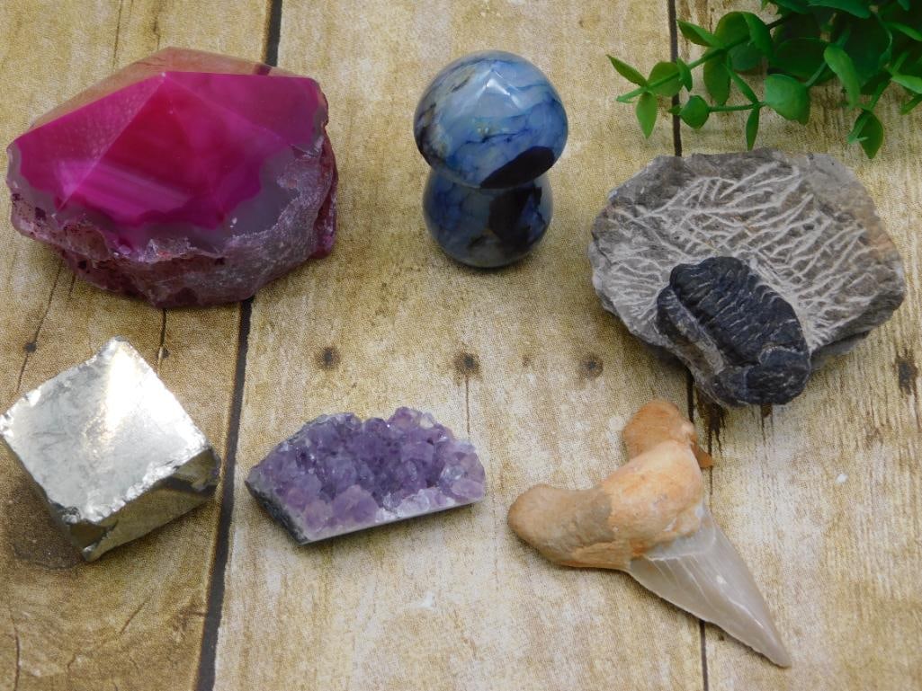 MIXED LOT ROCK STONE LAPIDARY SPECIMEN: MIXED LOT ROCK STONE LAPIDARY SPECIMEN — Part of our Discover Hidden Harbor, Crystals and Gems auction at HATMAN'S Auctions! Please see photos for measurements and condition. YES, we have in-house s