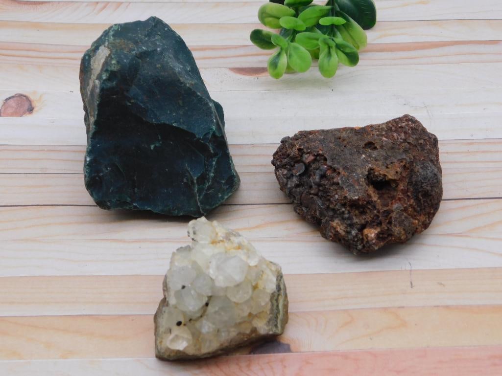 MIXED ROUGH LOT ROCK STONE LAPIDARY SPECIMEN: MIXED ROUGH LOT ROCK STONE LAPIDARY SPECIMEN — Part of our Discover Hidden Harbor, Crystals and Gems auction at HATMAN'S Auctions! Please see photos for measurements and condition. YES, we have in-h