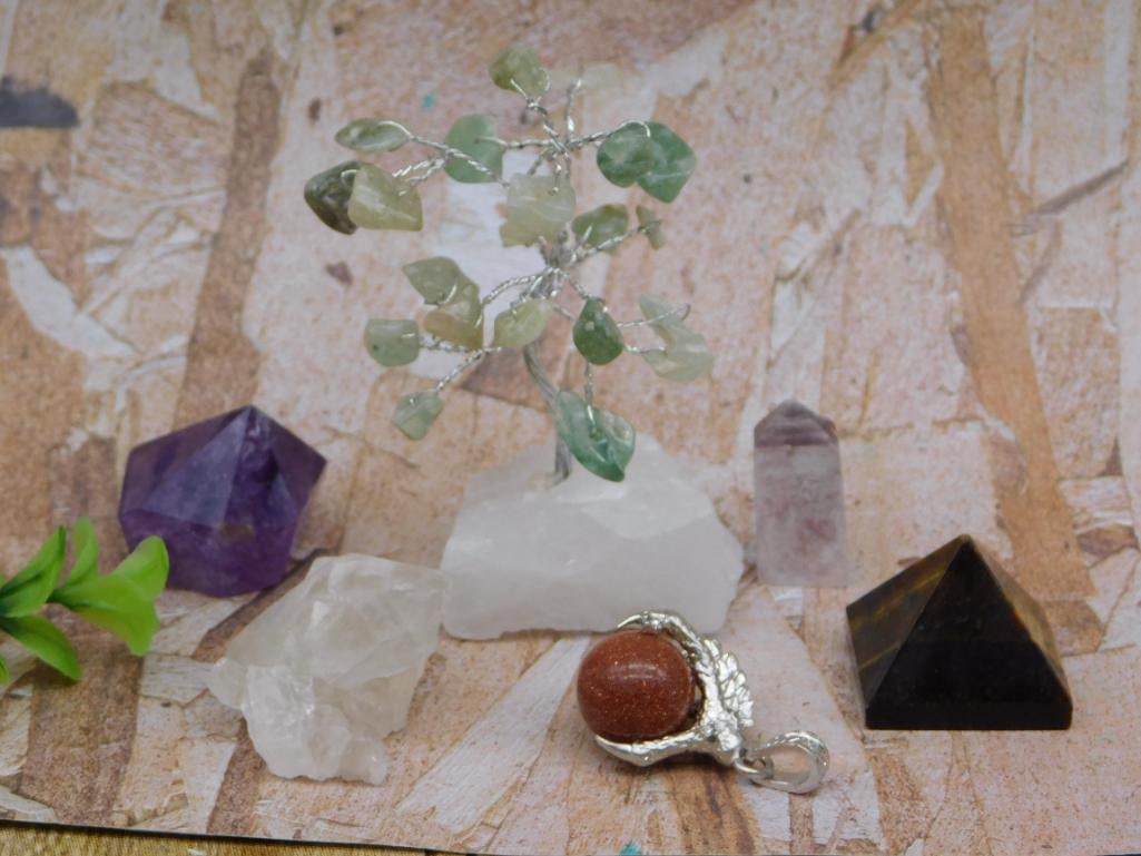 MIXED LOT ROCK STONE LAPIDARY SPECIMEN: MIXED LOT ROCK STONE LAPIDARY SPECIMEN — Part of our Discover Hidden Harbor, Crystals and Gems auction at HATMAN'S Auctions! Please see photos for measurements and condition. YES, we have in-house