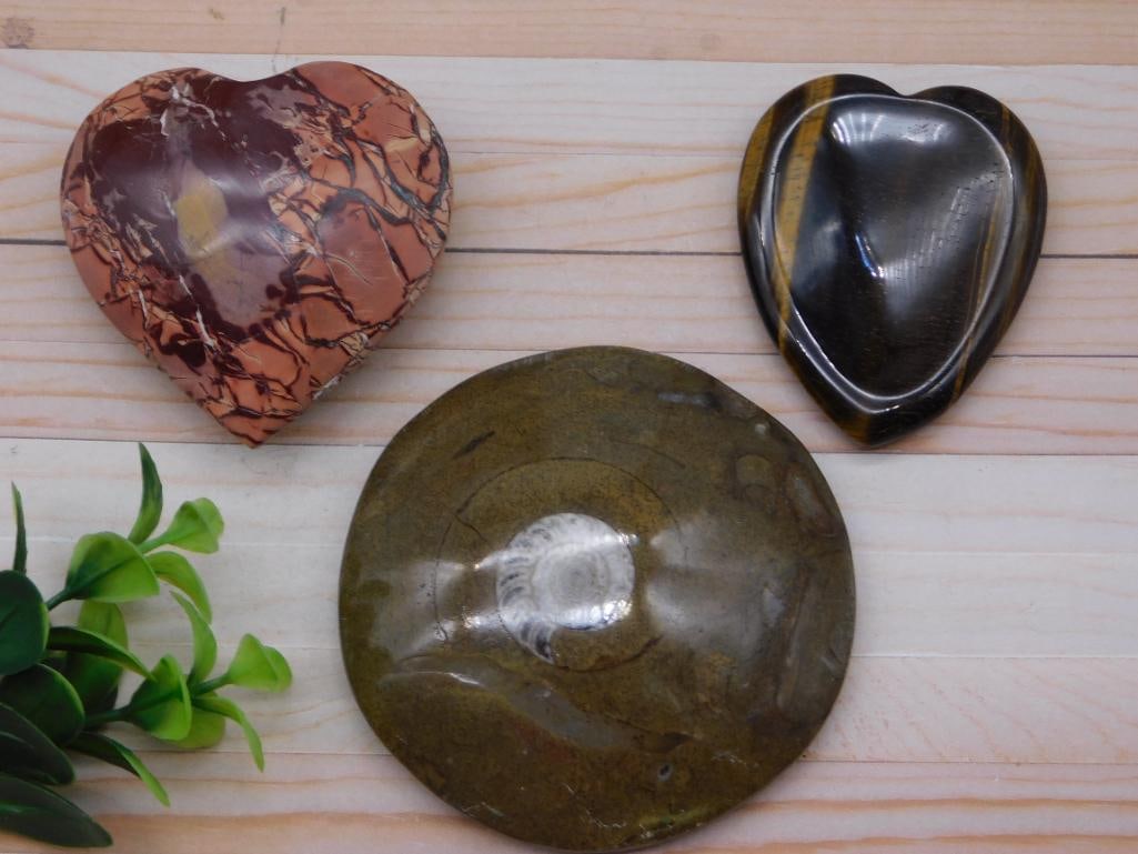 MIXED LOT ROCK STONE LAPIDARY SPECIMEN: MIXED LOT ROCK STONE LAPIDARY SPECIMEN — Part of our Discover Hidden Harbor, Crystals and Gems auction at HATMAN'S Auctions! Please see photos for measurements and condition. YES, we have in-house