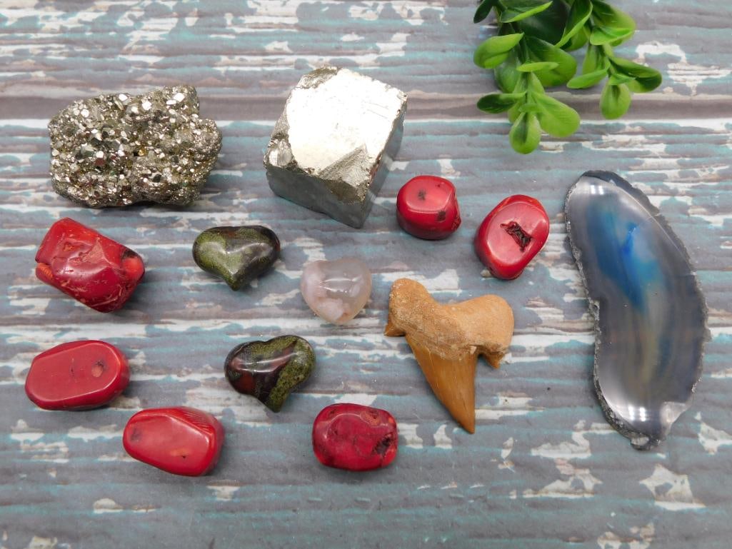MIXED LOT ROCK STONE LAPIDARY SPECIMEN: MIXED LOT ROCK STONE LAPIDARY SPECIMEN — Part of our Discover Hidden Harbor, Crystals and Gems auction at HATMAN'S Auctions! Please see photos for measurements and condition. YES, we have in-house