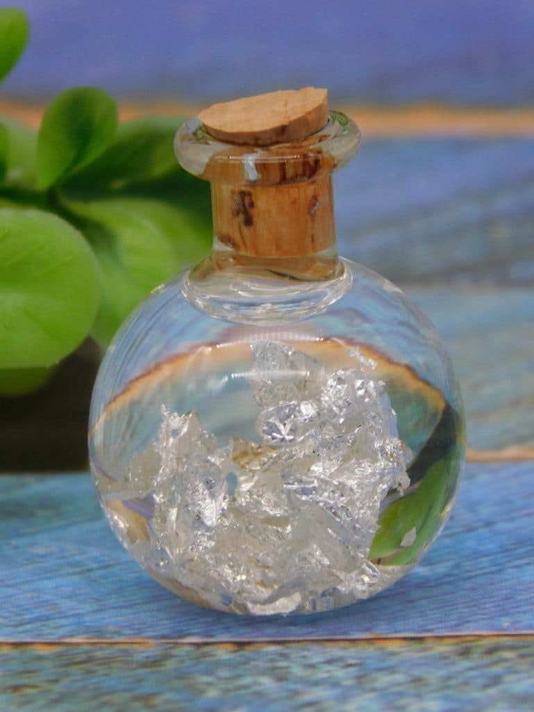 SILVER FLAKES IN BOTTLE ROCK STONE LAPIDARY SPECIMEN: SILVER FLAKES IN BOTTLE ROCK STONE LAPIDARY SPECIMEN — Part of our Discover Hidden Harbor, Crystals and Gems auction at HATMAN'S Auctions! Please see photos for measurements and condition. YES, we