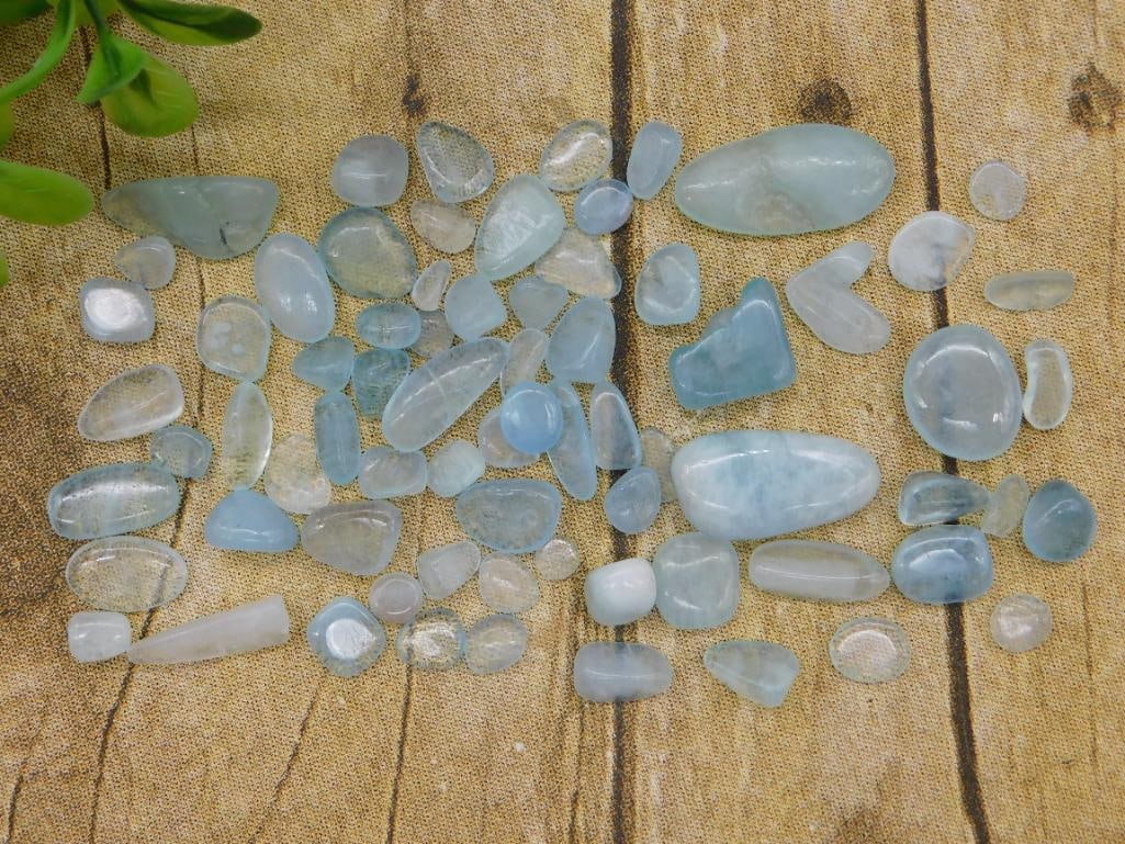 AQUAMARINE ROCK STONE LAPIDARY SPECIMEN: AQUAMARINE ROCK STONE LAPIDARY SPECIMEN — Part of our Discover Hidden Harbor, Crystals and Gems auction at HATMAN'S Auctions! Please see photos for measurements and condition. YES, we have in-house 