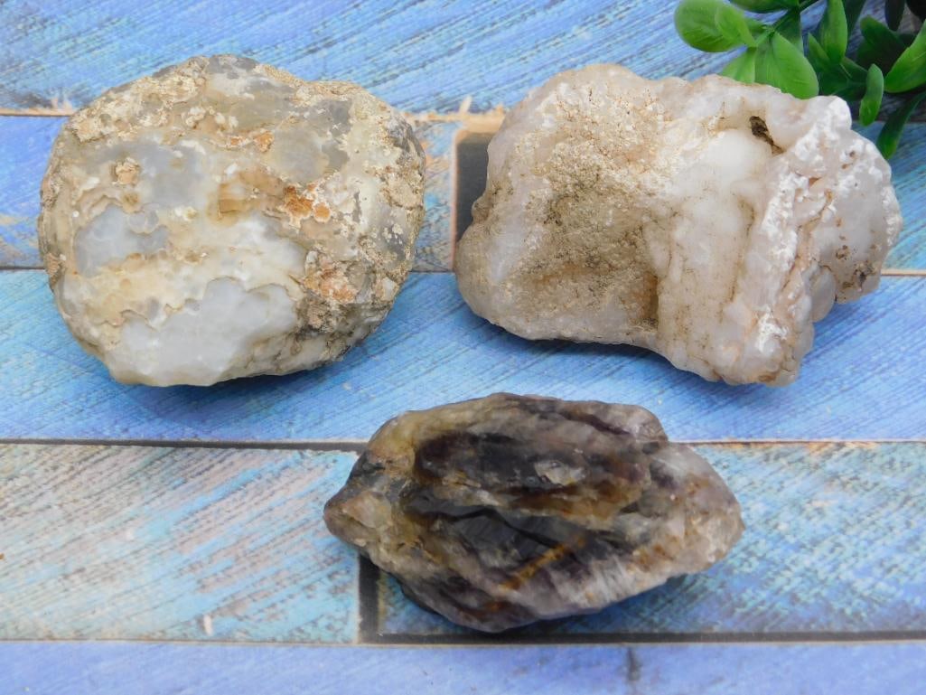 MIXED ROUGH LOT ROCK STONE LAPIDARY SPECIMEN: MIXED ROUGH LOT ROCK STONE LAPIDARY SPECIMEN — Part of our Discover Hidden Harbor, Crystals and Gems auction at HATMAN'S Auctions! Please see photos for measurements and condition. YES, we have