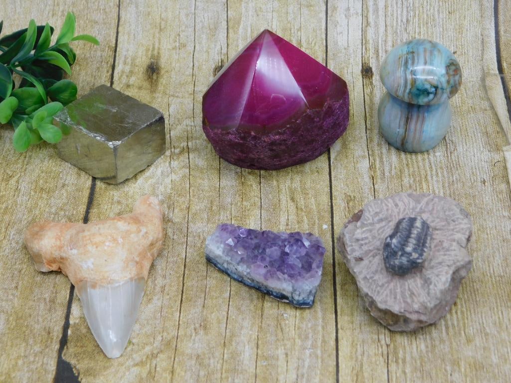 MIXED LOT ROCK STONE LAPIDARY SPECIMEN: MIXED LOT ROCK STONE LAPIDARY SPECIMEN — Part of our Discover Hidden Harbor, Crystals and Gems auction at HATMAN'S Auctions! Please see photos for measurements and condition. YES, we have in-house