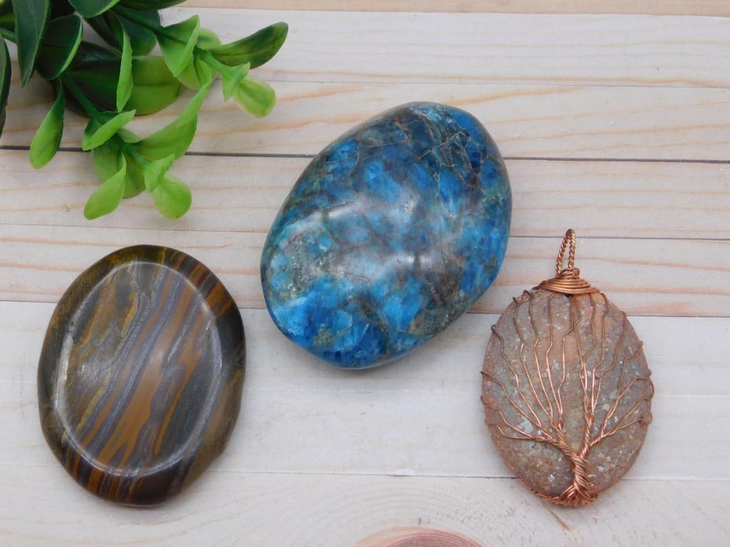 MIXED LOT ROCK STONE LAPIDARY SPECIMEN: MIXED LOT ROCK STONE LAPIDARY SPECIMEN — Part of our Discover Hidden Harbor, Crystals and Gems auction at HATMAN'S Auctions! Please see photos for measurements and condition. YES, we have in-house s