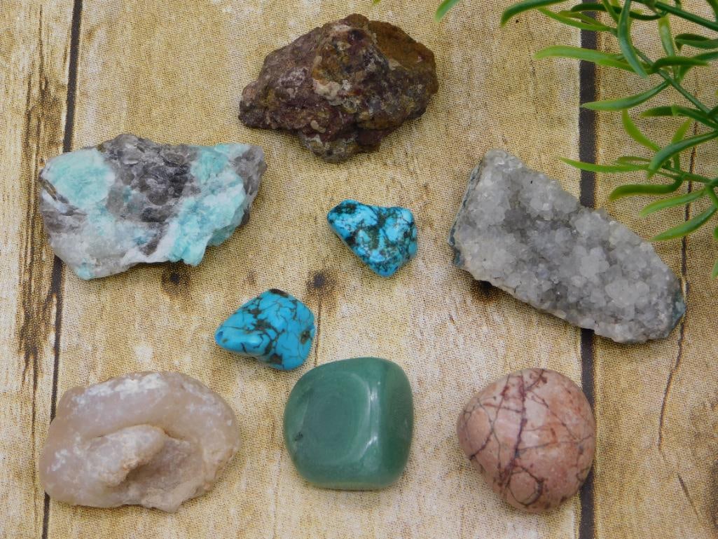 MIXED ROUGH LOT ROCK STONE LAPIDARY SPECIMEN: MIXED ROUGH LOT ROCK STONE LAPIDARY SPECIMEN — Part of our Discover Hidden Harbor, Crystals and Gems auction at HATMAN'S Auctions! Please see photos for measurements and condition. YES, we have in-h