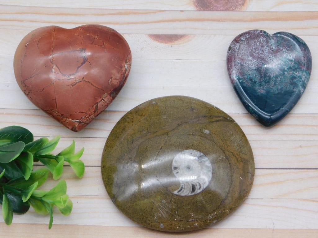 MIXED LOT ROCK STONE LAPIDARY SPECIMEN: MIXED LOT ROCK STONE LAPIDARY SPECIMEN — Part of our Discover Hidden Harbor, Crystals and Gems auction at HATMAN'S Auctions! Please see photos for measurements and condition. YES, we have in-house