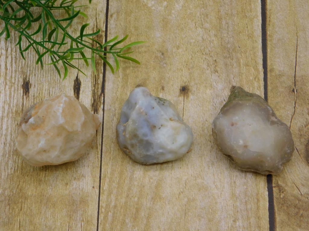 MIXED ROUGH LOT ROCK STONE LAPIDARY SPECIMEN: MIXED ROUGH LOT ROCK STONE LAPIDARY SPECIMEN — Part of our Discover Hidden Harbor, Crystals and Gems auction at HATMAN'S Auctions! Please see photos for measurements and condition. YES, we have in-h