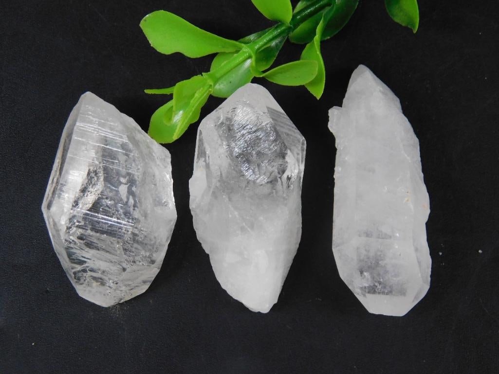 QUARTZ ROCK STONE LAPIDARY SPECIMEN: QUARTZ ROCK STONE LAPIDARY SPECIMEN — Part of our Discover Hidden Harbor, Crystals and Gems auction at HATMAN'S Auctions! Please see photos for measurements and condition. YES, we have in-house