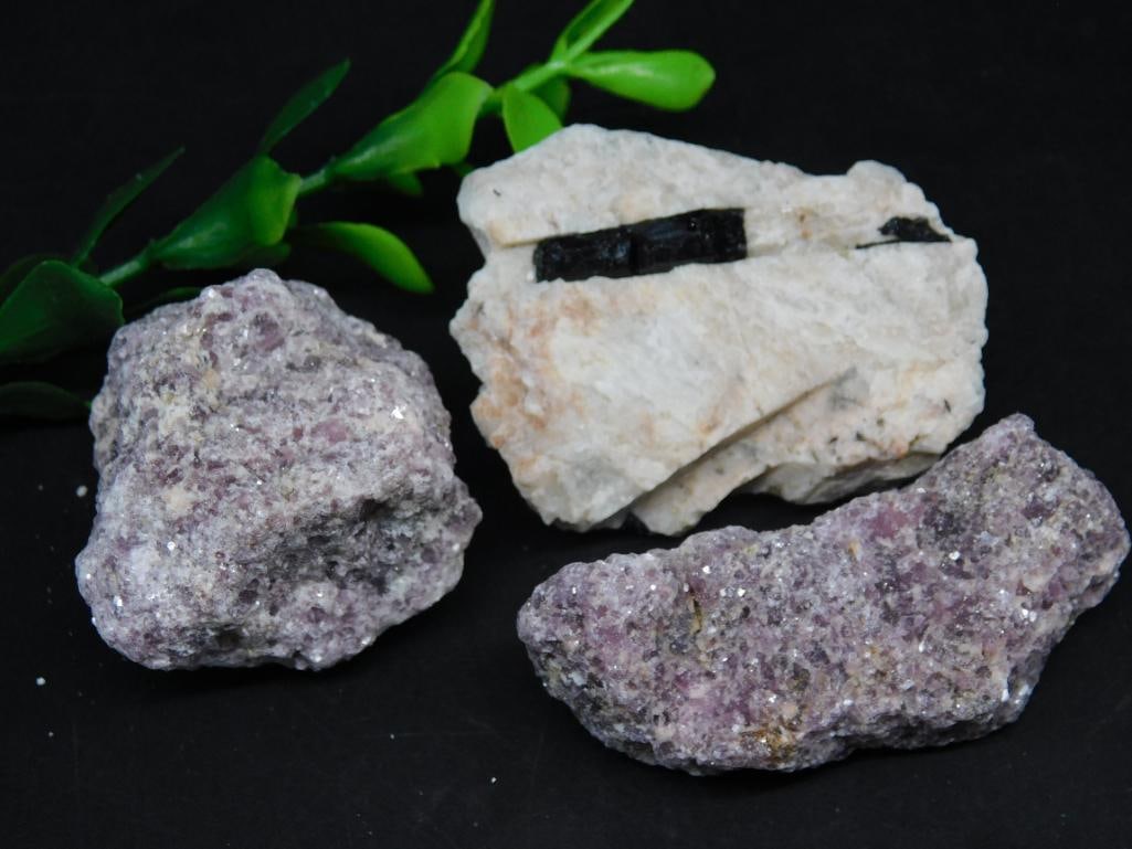 MIXED ROUGH LOT ROCK STONE LAPIDARY SPECIMEN: MIXED ROUGH LOT ROCK STONE LAPIDARY SPECIMEN — Part of our Discover Hidden Harbor, Crystals and Gems auction at HATMAN'S Auctions! Please see photos for measurements and condition. YES, we have