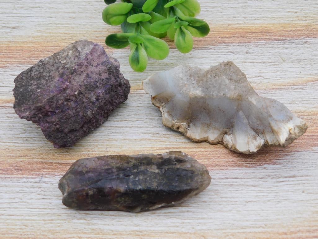 MIXED ROUGH LOT ROCK STONE LAPIDARY SPECIMEN: MIXED ROUGH LOT ROCK STONE LAPIDARY SPECIMEN — Part of our Discover Hidden Harbor, Crystals and Gems auction at HATMAN'S Auctions! Please see photos for measurements and condition. YES, we have