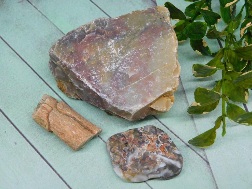 MIXED ROUGH LOT ROCK STONE LAPIDARY SPECIMEN: MIXED ROUGH LOT ROCK STONE LAPIDARY SPECIMEN — Part of our Discover Hidden Harbor, Crystals and Gems auction at HATMAN'S Auctions! Please see photos for measurements and condition. YES, we have in-h