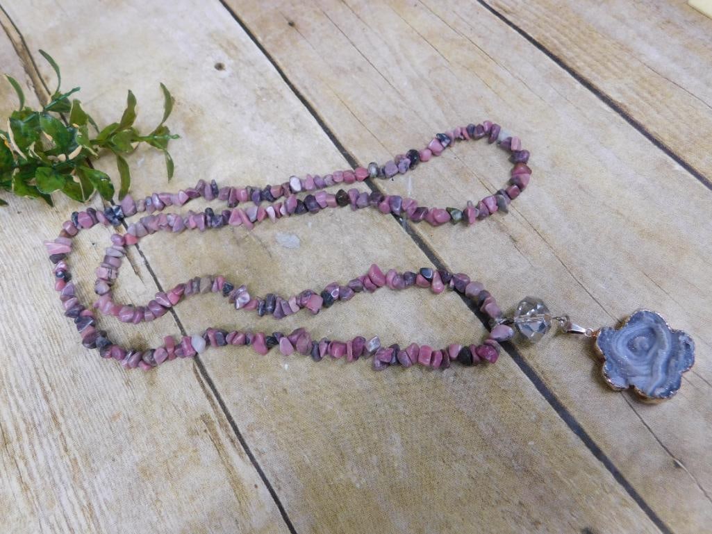GENUINE STONE PENDANT ON STONE CHIP NECKLACE: GENUINE STONE PENDANT ON STONE CHIP NECKLACE — Part of our Discover Hidden Harbor, Crystals and Gems auction at HATMAN'S Auctions! Please see photos for measurements and condition. YES, we have