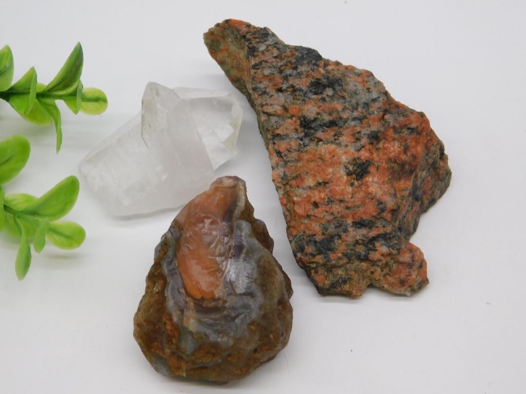 MIXED ROUGH LOT ROCK STONE LAPIDARY SPECIMEN: MIXED ROUGH LOT ROCK STONE LAPIDARY SPECIMEN — Part of our Discover Hidden Harbor, Crystals and Gems auction at HATMAN'S Auctions! Please see photos for measurements and condition. YES, we have in-h