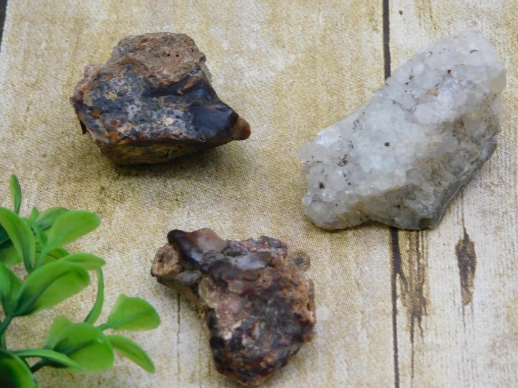 MIXED ROUGH LOT ROCK STONE LAPIDARY SPECIMEN: MIXED ROUGH LOT ROCK STONE LAPIDARY SPECIMEN — Part of our Discover Hidden Harbor, Crystals and Gems auction at HATMAN'S Auctions! Please see photos for measurements and condition. YES, we have