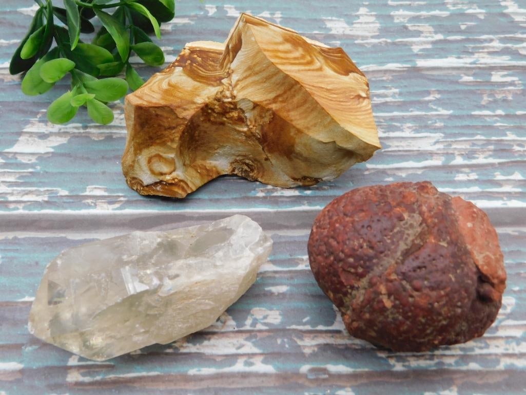 MIXED ROUGH LOT ROCK STONE LAPIDARY SPECIMEN: MIXED ROUGH LOT ROCK STONE LAPIDARY SPECIMEN — Part of our Discover Hidden Harbor, Crystals and Gems auction at HATMAN'S Auctions! Please see photos for measurements and condition. YES, we have