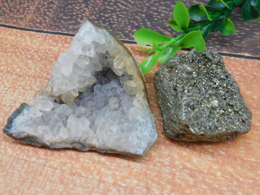 MIXED ROUGH LOT ROCK STONE LAPIDARY SPECIMEN: MIXED ROUGH LOT ROCK STONE LAPIDARY SPECIMEN — Part of our Discover Hidden Harbor, Crystals and Gems auction at HATMAN'S Auctions! Please see photos for measurements and condition. YES, we have